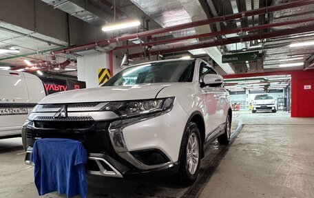 Mitsubishi Outlander III рестайлинг 3, 2019 год, 1 500 000 рублей, 15 фотография