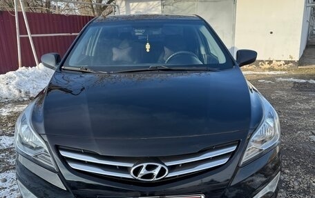 Hyundai Solaris II рестайлинг, 2015 год, 800 000 рублей, 1 фотография