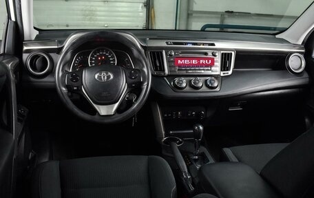 Toyota RAV4, 2015 год, 1 880 000 рублей, 6 фотография