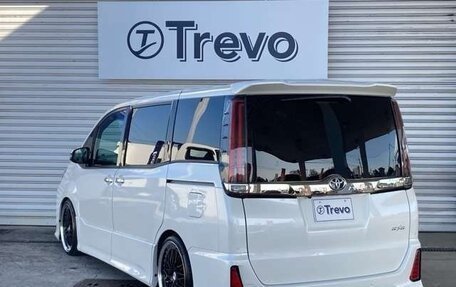 Toyota Noah III, 2021 год, 1 940 000 рублей, 3 фотография