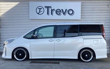 Toyota Noah III, 2021 год, 1 940 000 рублей, 6 фотография