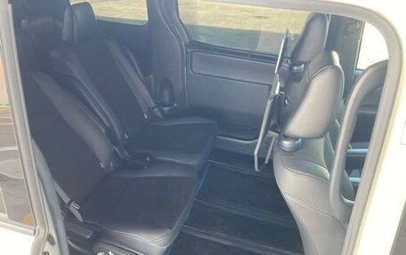 Toyota Noah III, 2021 год, 1 940 000 рублей, 10 фотография