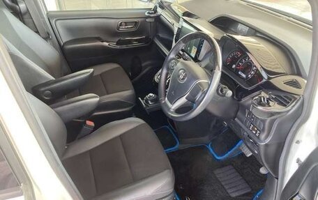 Toyota Noah III, 2021 год, 1 940 000 рублей, 8 фотография