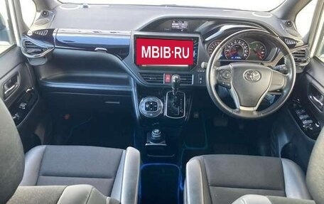 Toyota Noah III, 2021 год, 1 940 000 рублей, 13 фотография