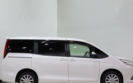 Toyota Noah III, 2015 год, 1 690 000 рублей, 4 фотография