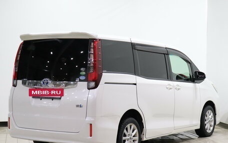 Toyota Noah III, 2015 год, 1 690 000 рублей, 5 фотография