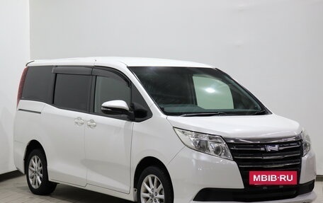 Toyota Noah III, 2015 год, 1 690 000 рублей, 3 фотография