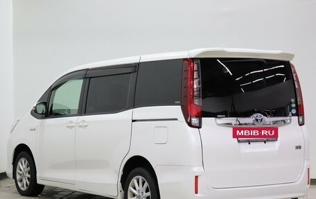 Toyota Noah III, 2015 год, 1 690 000 рублей, 7 фотография