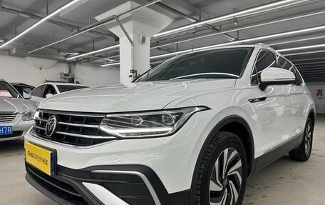 Volkswagen Tiguan II, 2022 год, 2 610 000 рублей, 3 фотография