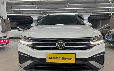 Volkswagen Tiguan II, 2022 год, 2 610 000 рублей, 2 фотография