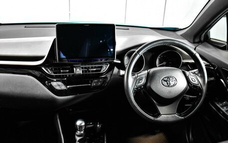 Toyota C-HR I рестайлинг, 2016 год, 2 200 000 рублей, 13 фотография