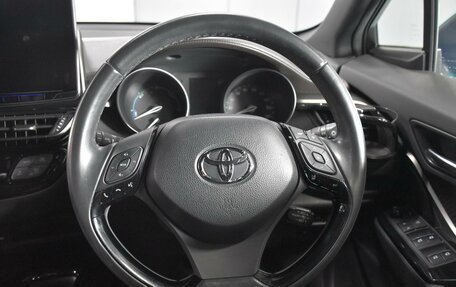 Toyota C-HR I рестайлинг, 2016 год, 2 200 000 рублей, 14 фотография