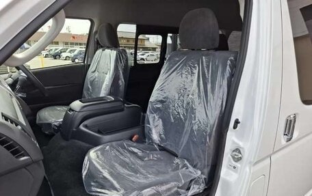 Toyota HiAce H200, 2023 год, 3 415 000 рублей, 10 фотография