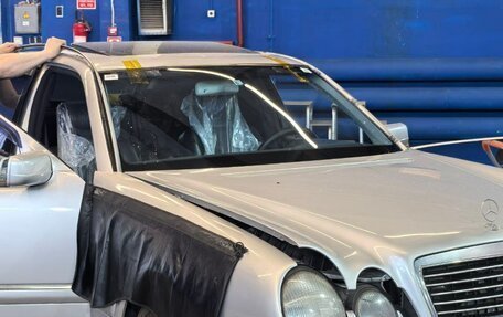 Mercedes-Benz E-Класс, 1998 год, 300 000 рублей, 3 фотография