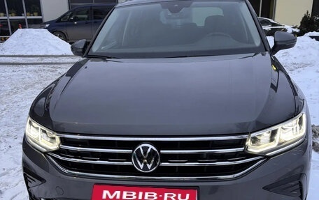 Volkswagen Tiguan II, 2021 год, 3 790 000 рублей, 1 фотография