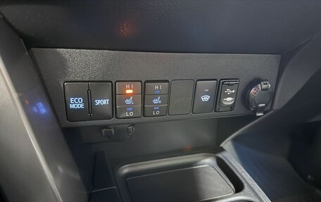 Toyota RAV4, 2017 год, 2 349 000 рублей, 18 фотография