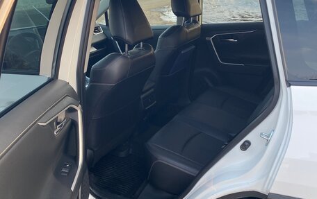 Toyota RAV4, 2021 год, 3 650 000 рублей, 9 фотография