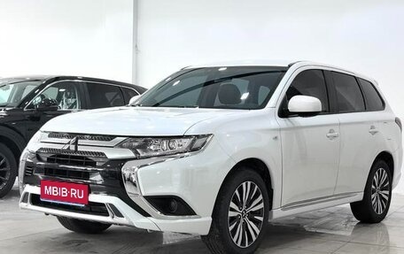 Mitsubishi Outlander III рестайлинг 3, 2022 год, 1 630 002 рублей, 1 фотография