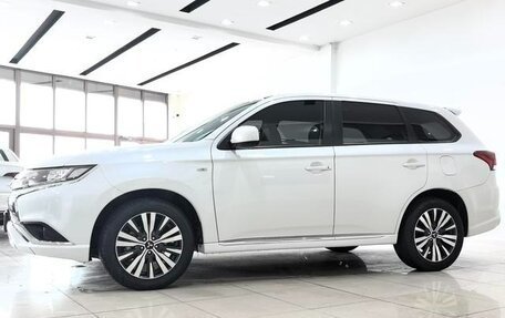 Mitsubishi Outlander III рестайлинг 3, 2022 год, 1 630 002 рублей, 2 фотография