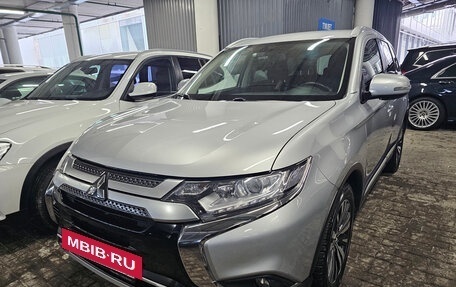 Mitsubishi Outlander III рестайлинг 3, 2020 год, 2 650 000 рублей, 3 фотография