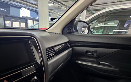 Mitsubishi Outlander III рестайлинг 3, 2020 год, 2 650 000 рублей, 14 фотография