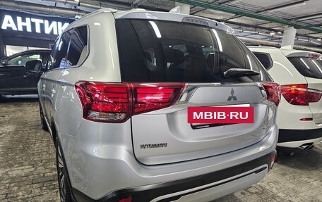 Mitsubishi Outlander III рестайлинг 3, 2020 год, 2 650 000 рублей, 4 фотография