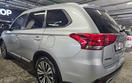 Mitsubishi Outlander III рестайлинг 3, 2020 год, 2 650 000 рублей, 11 фотография