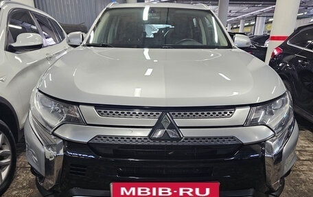 Mitsubishi Outlander III рестайлинг 3, 2020 год, 2 650 000 рублей, 6 фотография