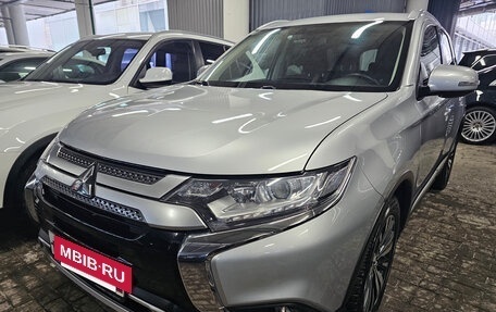 Mitsubishi Outlander III рестайлинг 3, 2020 год, 2 650 000 рублей, 10 фотография