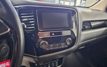 Mitsubishi Outlander III рестайлинг 3, 2020 год, 2 650 000 рублей, 13 фотография