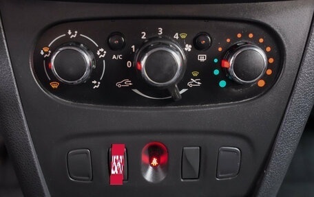 Renault Logan II, 2018 год, 835 000 рублей, 17 фотография