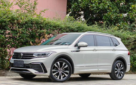 Volkswagen Tiguan II, 2022 год, 4 050 018 рублей, 3 фотография