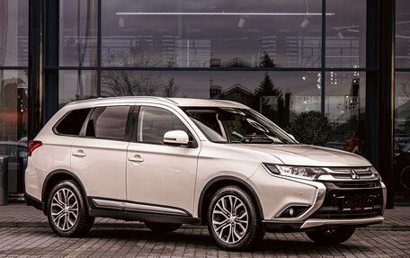 Mitsubishi Outlander III рестайлинг 3, 2018 год, 1 775 000 рублей, 3 фотография