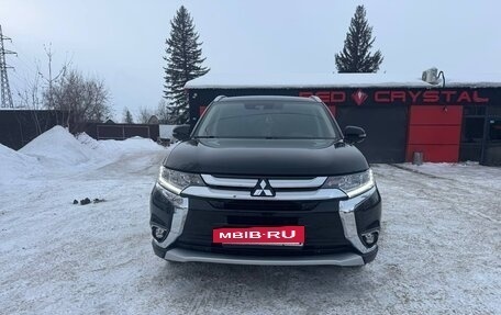 Mitsubishi Outlander III рестайлинг 3, 2018 год, 3 100 000 рублей, 2 фотография