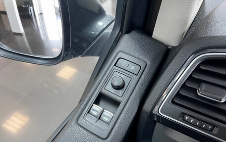 Volkswagen Multivan T6 рестайлинг, 2019 год, 3 995 000 рублей, 16 фотография