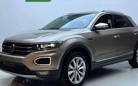 Volkswagen T-Roc I, 2022 год, 2 100 000 рублей, 2 фотография