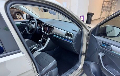 Volkswagen T-Roc I, 2022 год, 2 100 000 рублей, 13 фотография