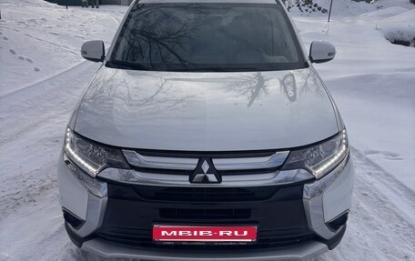 Mitsubishi Outlander III рестайлинг 3, 2018 год, 1 800 000 рублей, 2 фотография