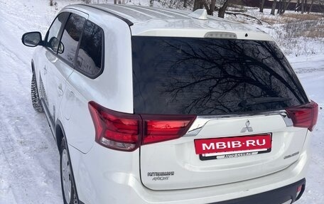 Mitsubishi Outlander III рестайлинг 3, 2018 год, 1 800 000 рублей, 3 фотография