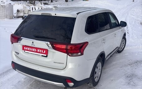 Mitsubishi Outlander III рестайлинг 3, 2018 год, 1 800 000 рублей, 5 фотография