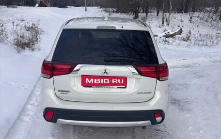 Mitsubishi Outlander III рестайлинг 3, 2018 год, 1 800 000 рублей, 4 фотография