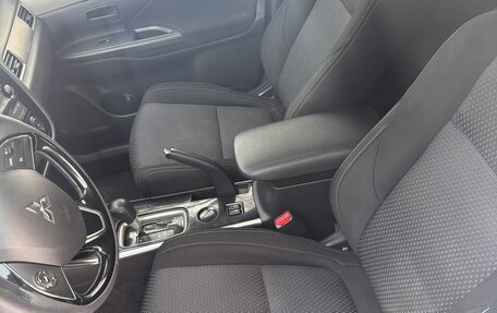 Mitsubishi Outlander III рестайлинг 3, 2018 год, 1 800 000 рублей, 14 фотография