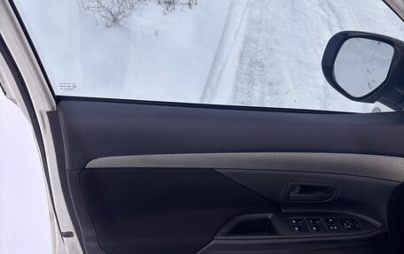 Mitsubishi Outlander III рестайлинг 3, 2018 год, 1 800 000 рублей, 13 фотография