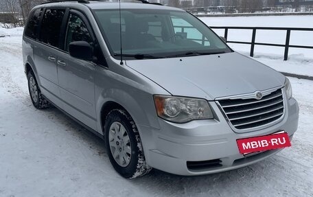 Chrysler Town & Country V рестайлинг, 2010 год, 1 200 000 рублей, 2 фотография