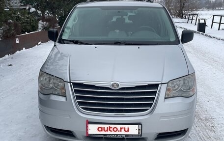 Chrysler Town & Country V рестайлинг, 2010 год, 1 200 000 рублей, 3 фотография
