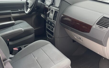 Chrysler Town & Country V рестайлинг, 2010 год, 1 200 000 рублей, 8 фотография