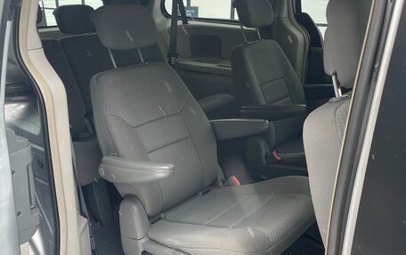 Chrysler Town & Country V рестайлинг, 2010 год, 1 200 000 рублей, 9 фотография