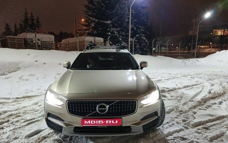 Volvo V90 Cross Country I рестайлинг, 2018 год, 3 050 000 рублей, 1 фотография