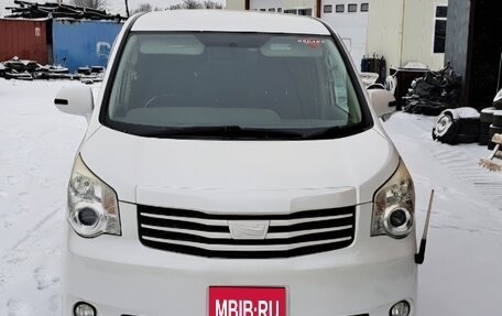 Toyota Noah III, 2012 год, 1 700 000 рублей, 1 фотография