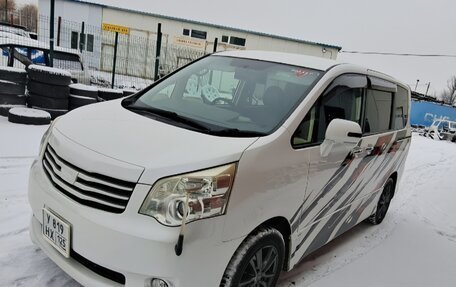 Toyota Noah III, 2012 год, 1 700 000 рублей, 5 фотография